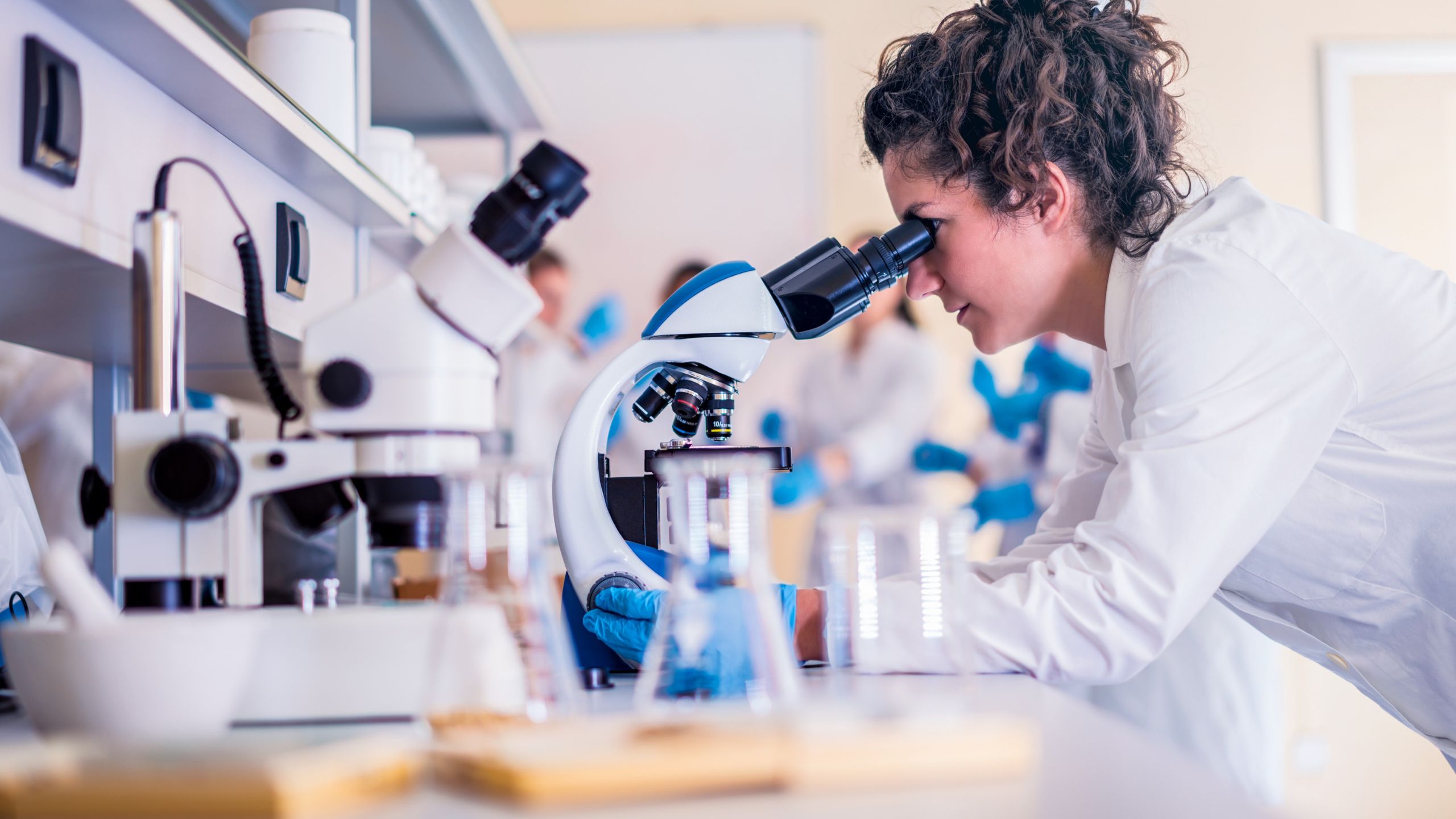 Kobieta siedząca w laboratorium diagnostycznym