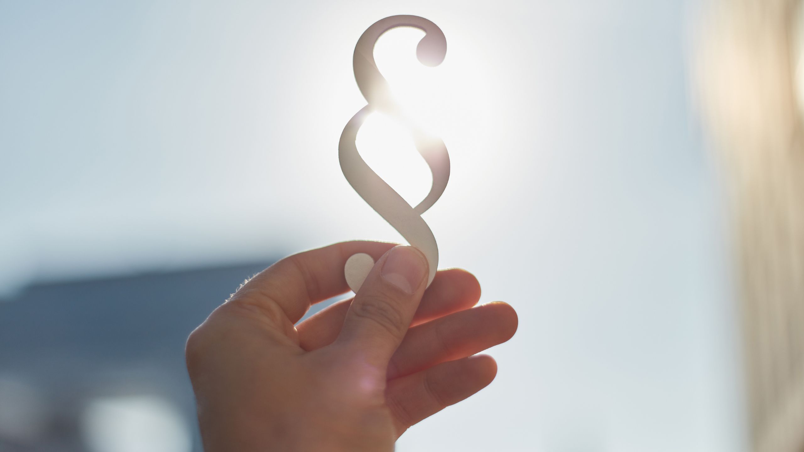 dłoń trzymająca symbol paragrafu
