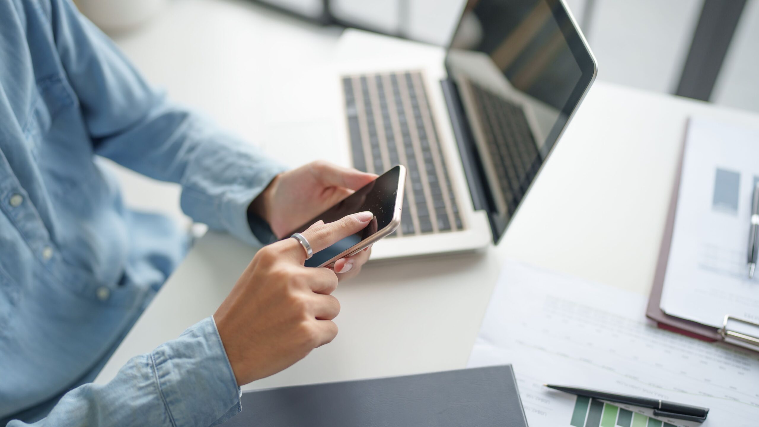 osoba trzymająca telefon w rękach