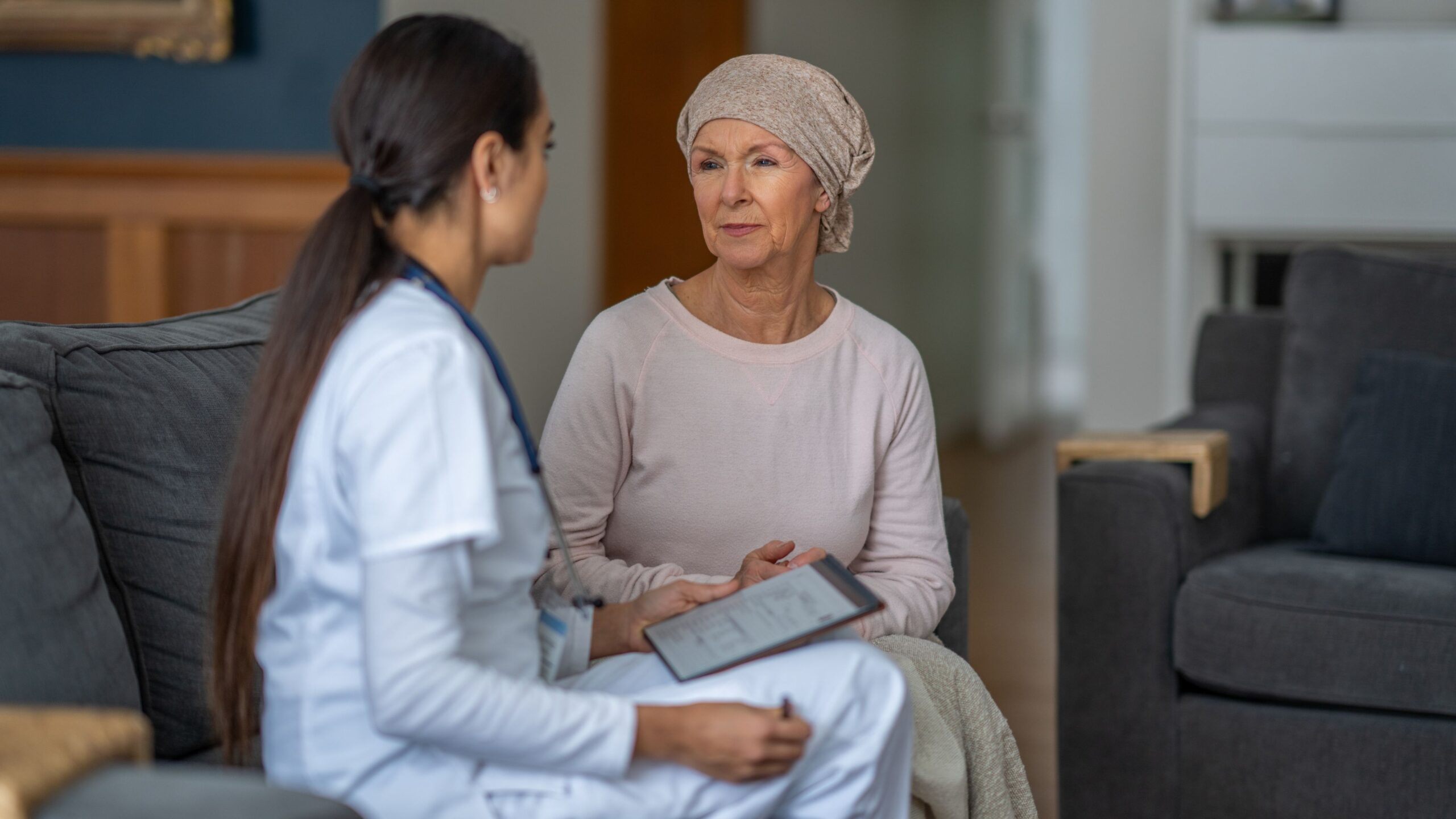 pacjentka onkologiczna siedząca z lekarzem