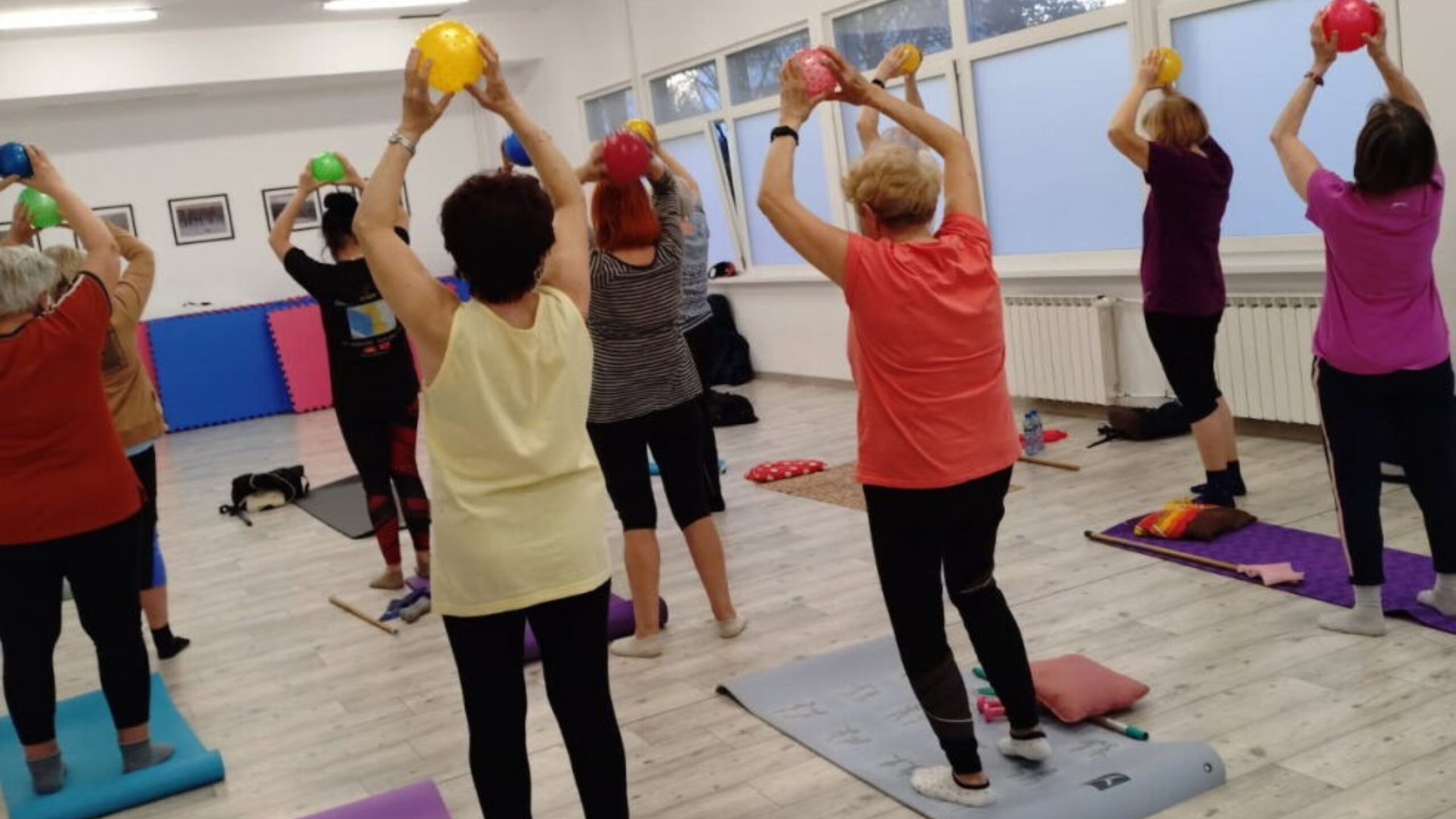 osoby ćwiczące na sali do ćwiczeń